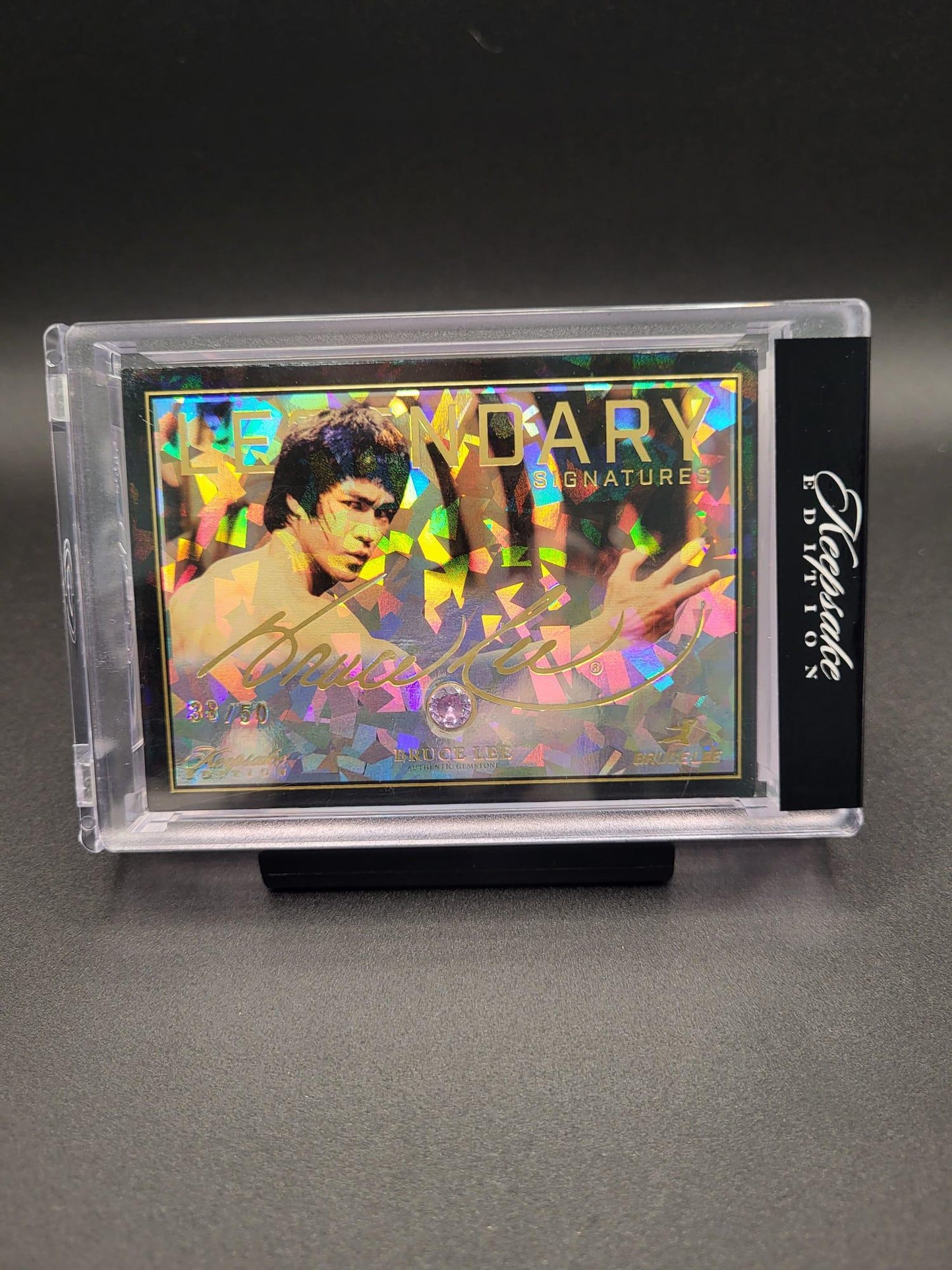 Reliquia 2024 Bruce Lee 50th Anniversary Keepsake Card 111 Leg Signatures BlackIce 38/50 Gemstone 6 mm Green Amethyst