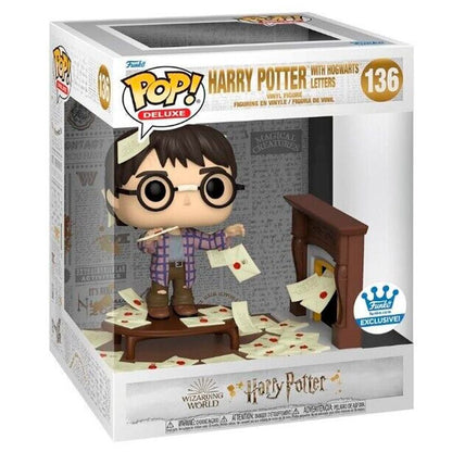 Figura POP Deluxe Harry Potter Anniversary Harry Potter with Hogwarts Letters